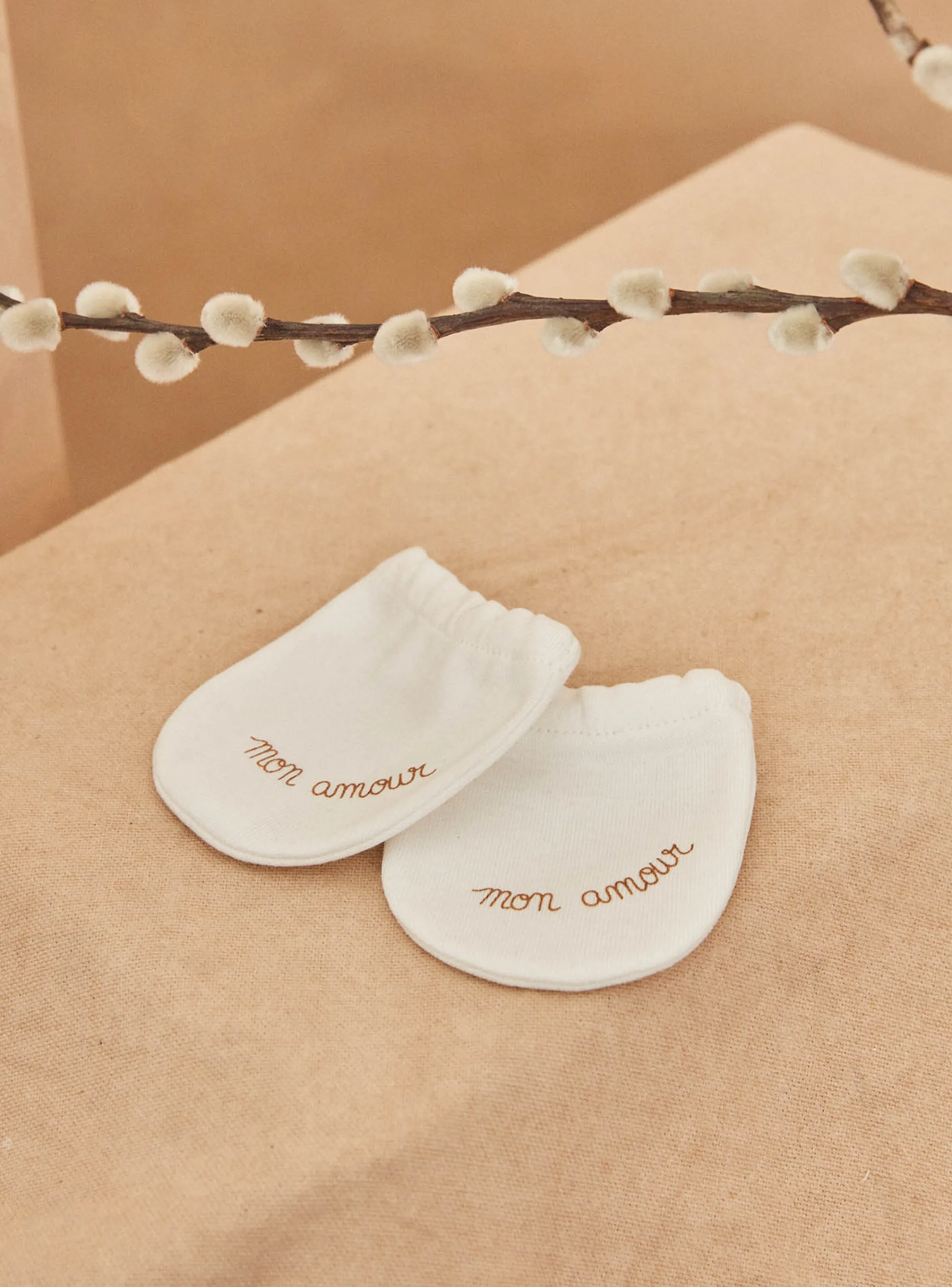 Sale Sergent Major Ecru birth mittens in organic cotton