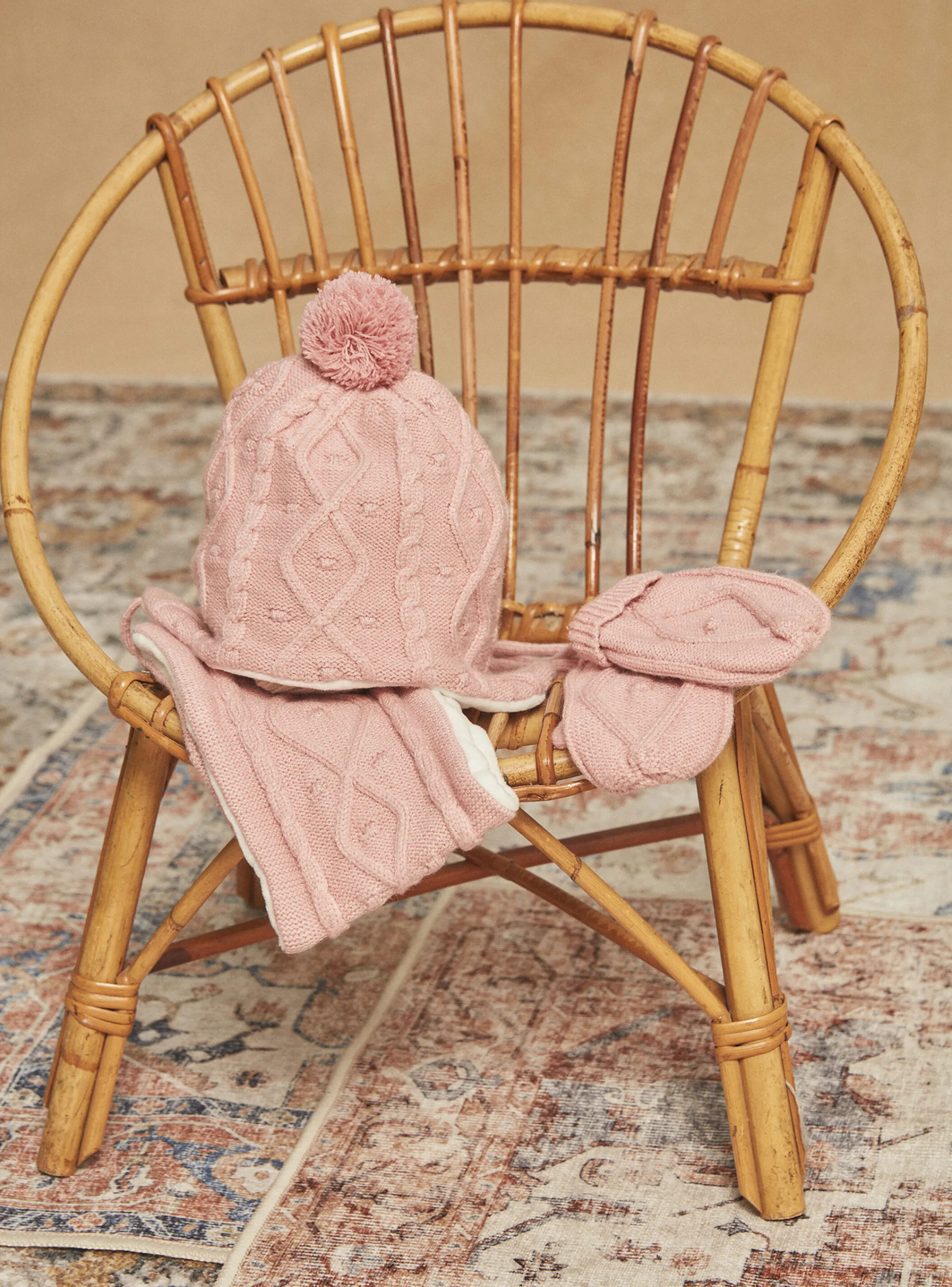 Fashion Sergent Major Pink cable knit mittens